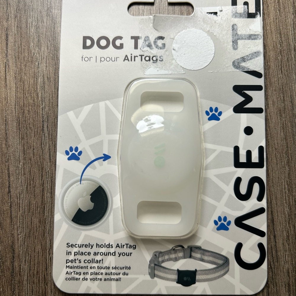 🌲 Case-Mate Black and White Dog Tag for AirTags